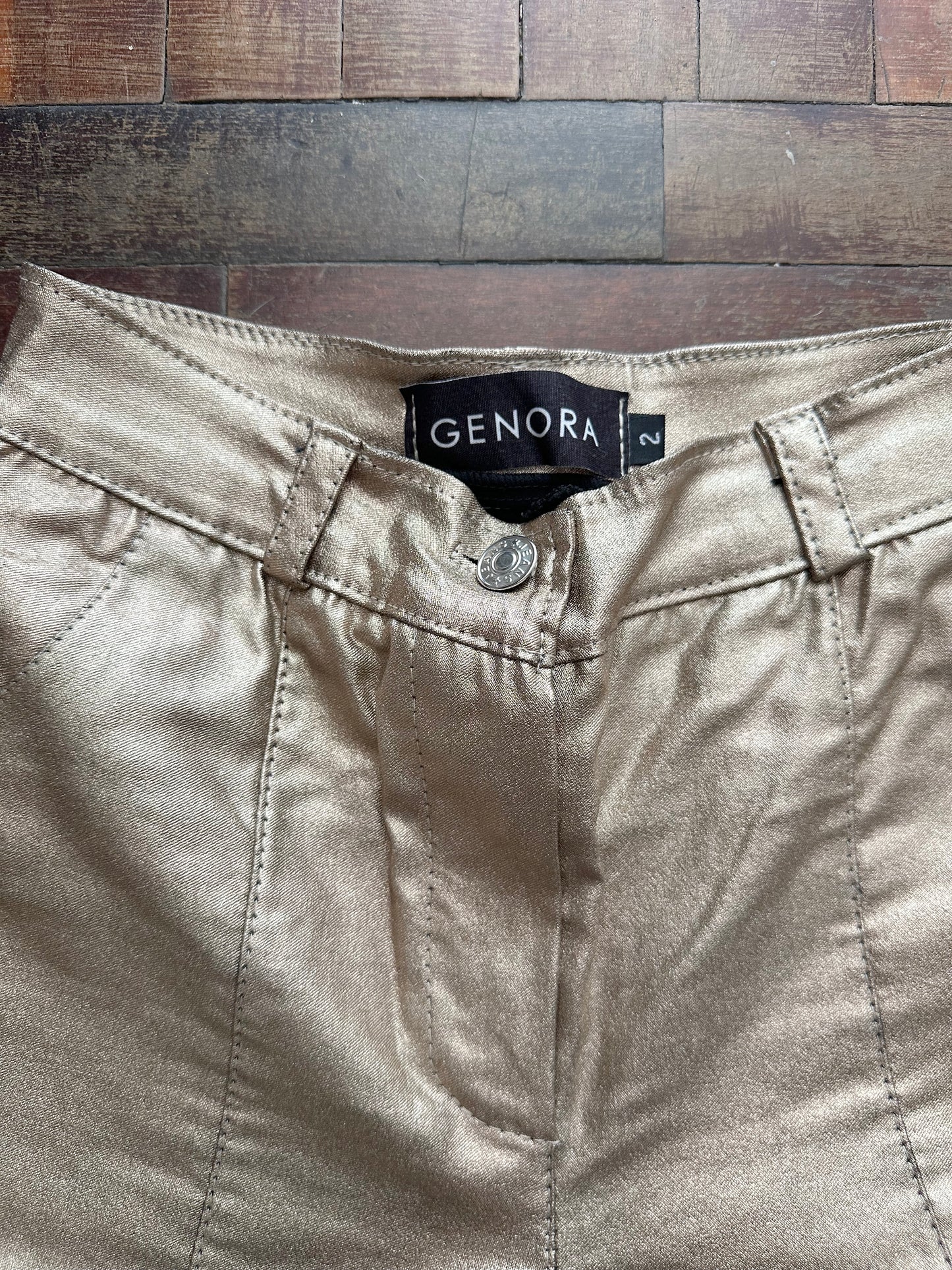Pantalón eco cuero dorado talle 2 detalle en foto