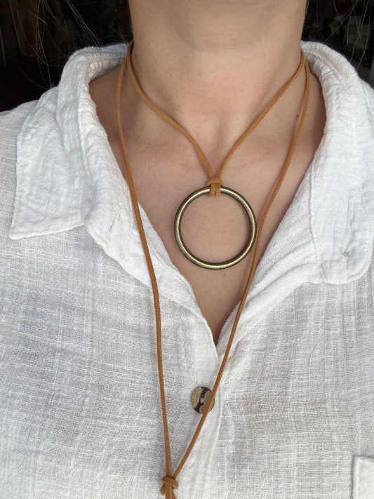 Collar tiento marrón dije círculo