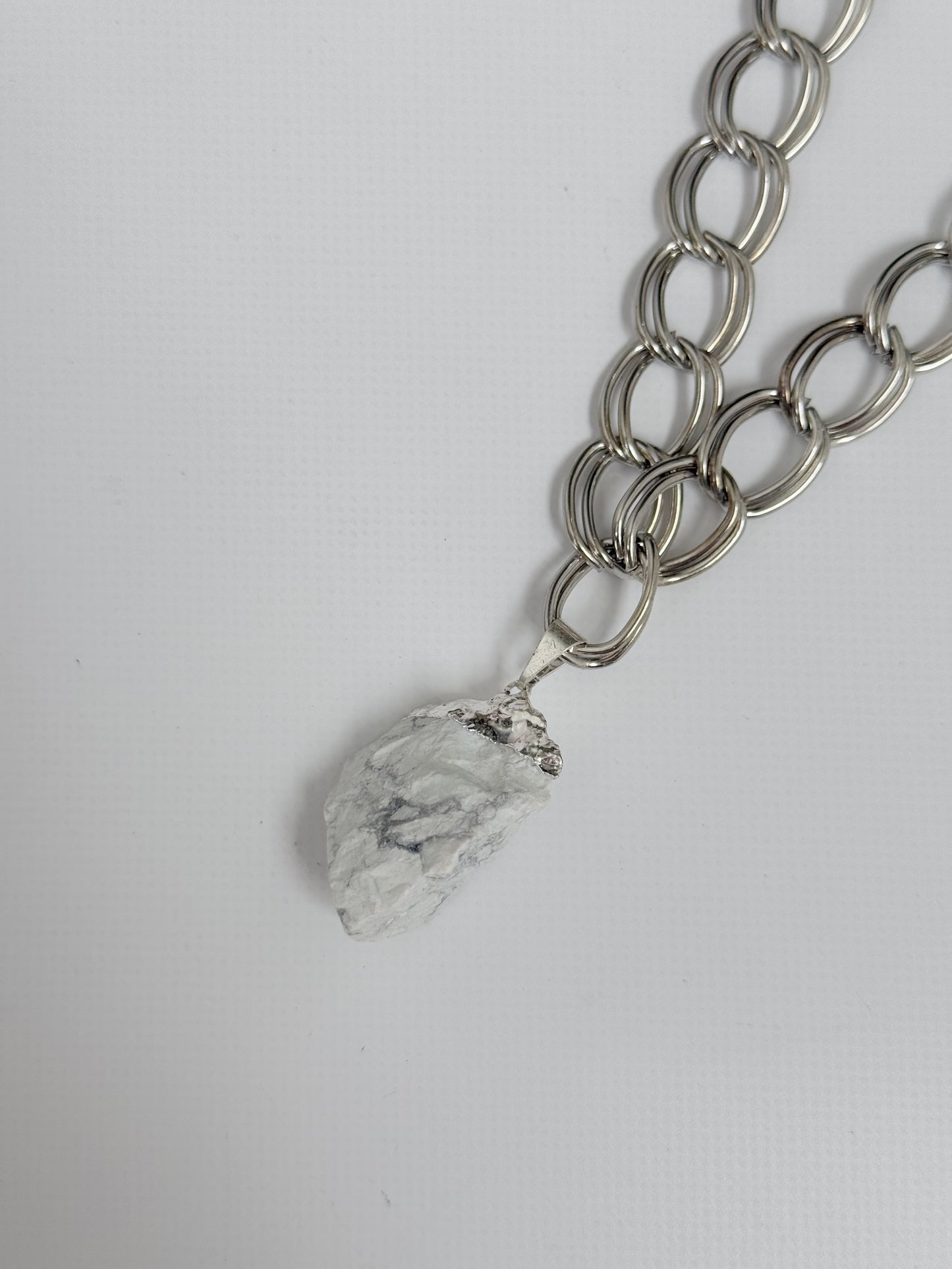 Collar piedra blanca