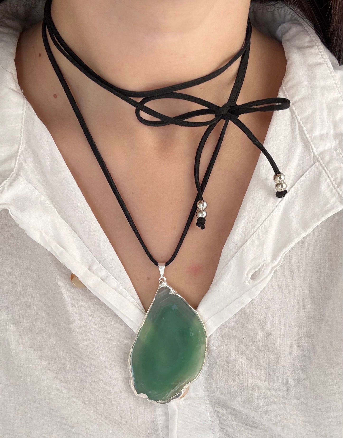 Collar tiento negro con dije piedra