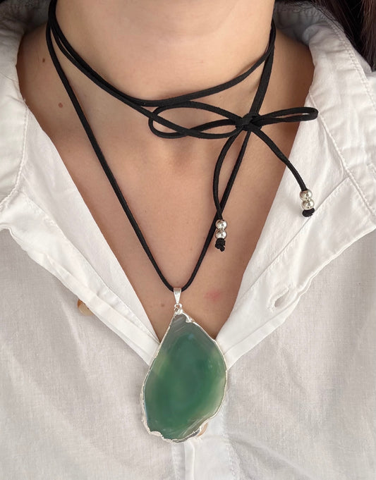 Collar tiento negro con dije piedra