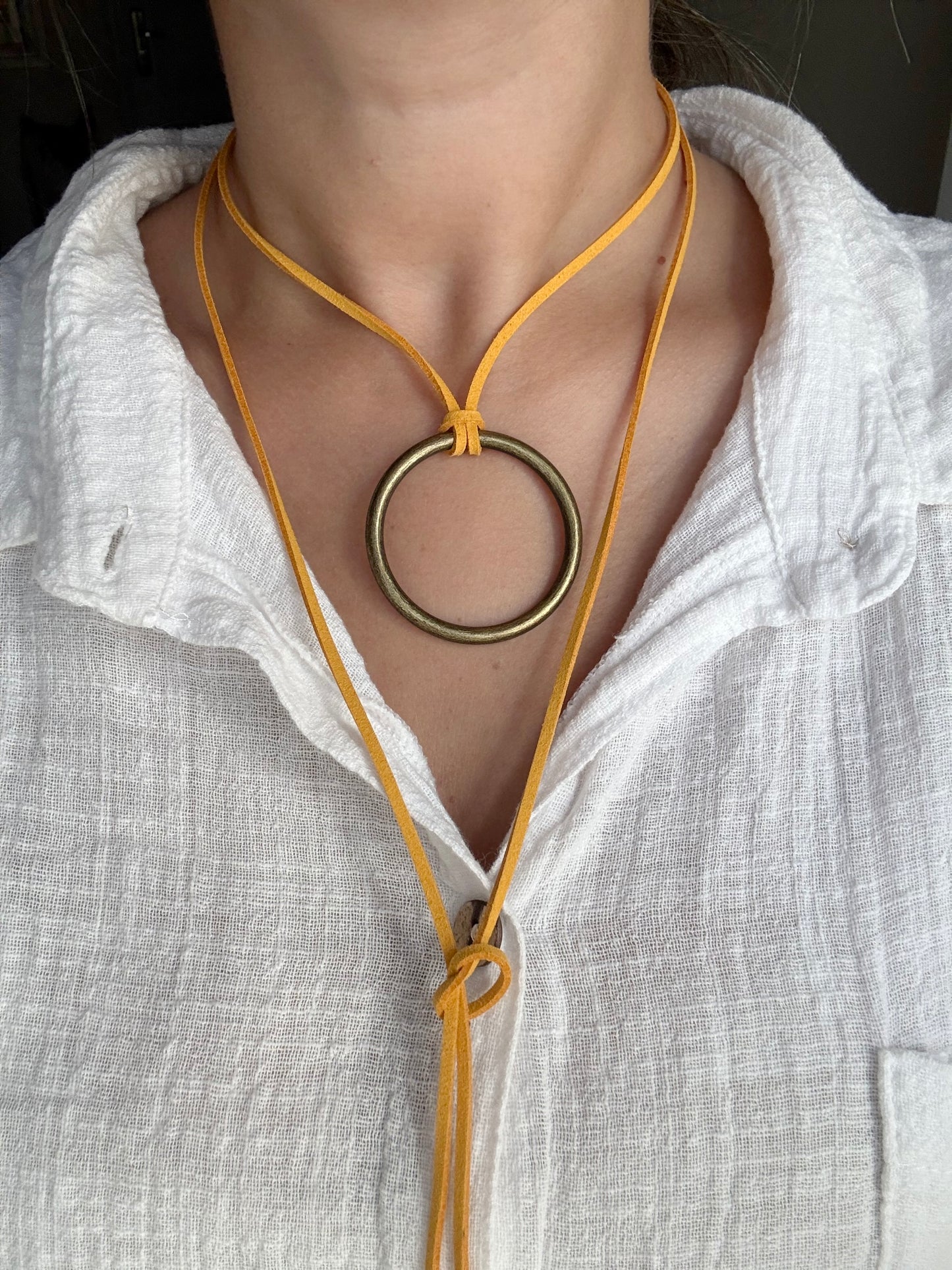 Collar tiento mostaza dije círculo