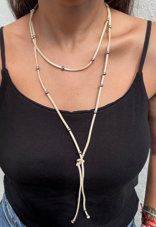 Collar tiento beige bolitas