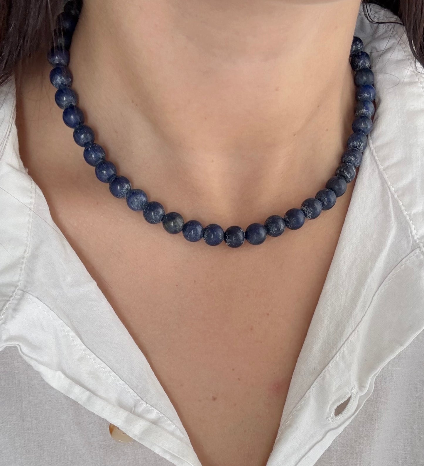 Collar piedras azul mate