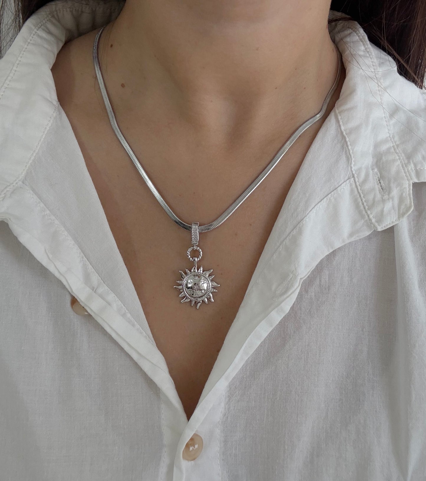 Cadena con dije sol strass acero
