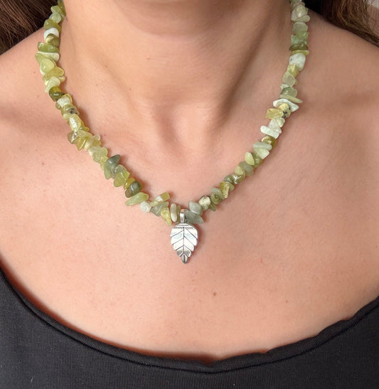 Collar piedras verde lima y dije hoja