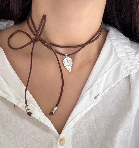 Collar tiento marron hoja