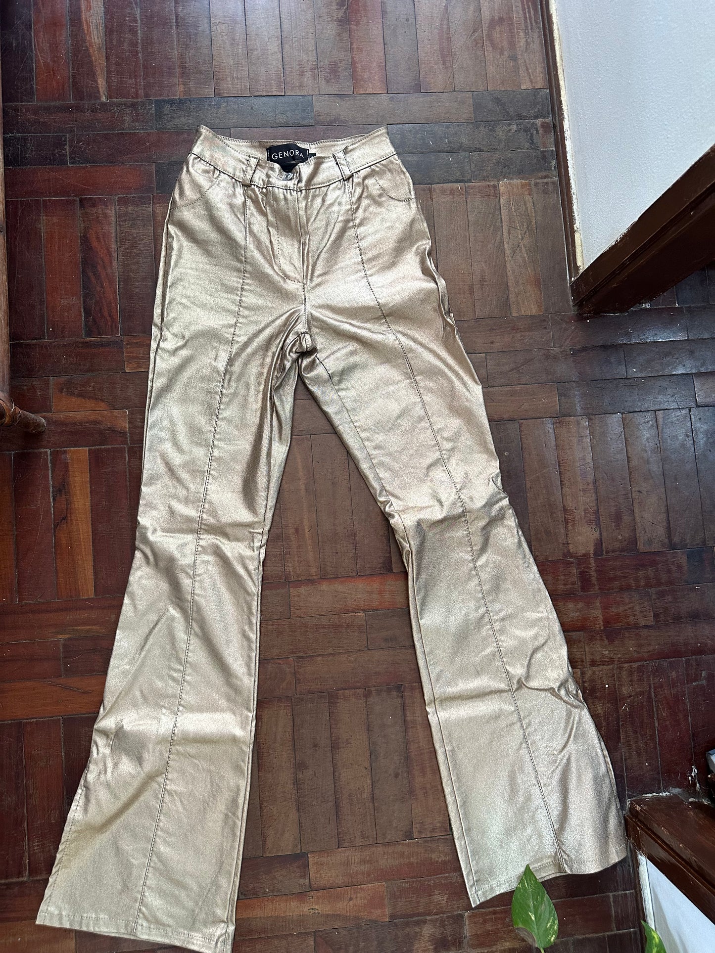 Pantalón eco cuero dorado talle 2 detalle en foto