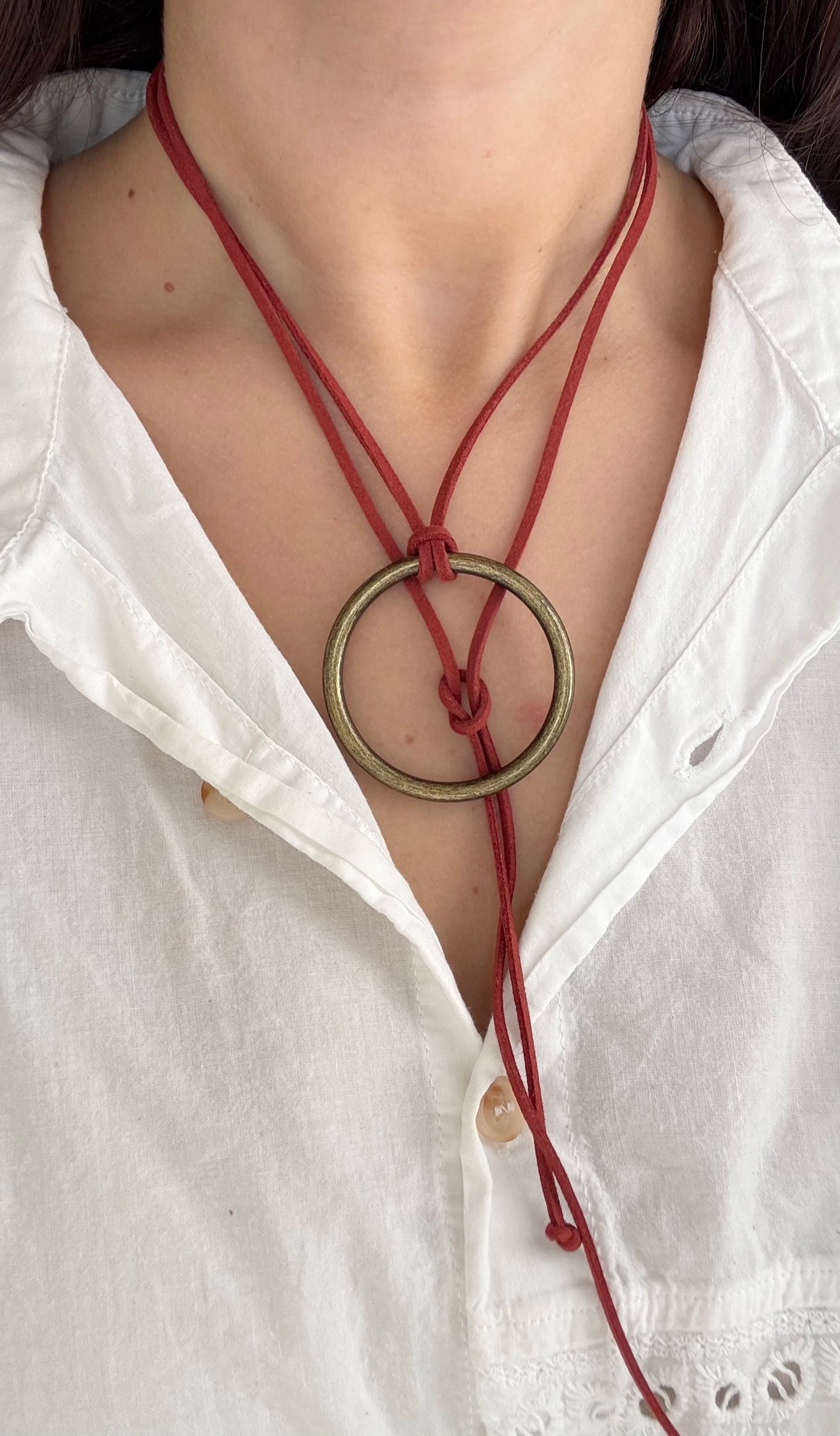 Collar tiento rojo círculo oro viejo