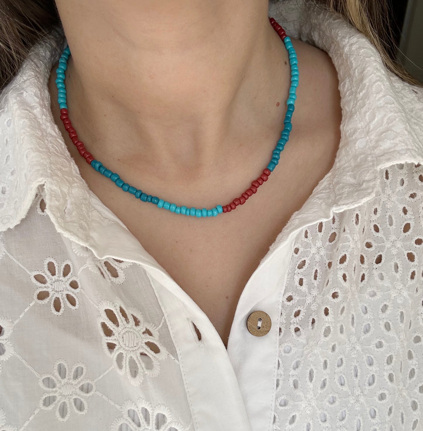 Choker bolitas rojas y turquesa