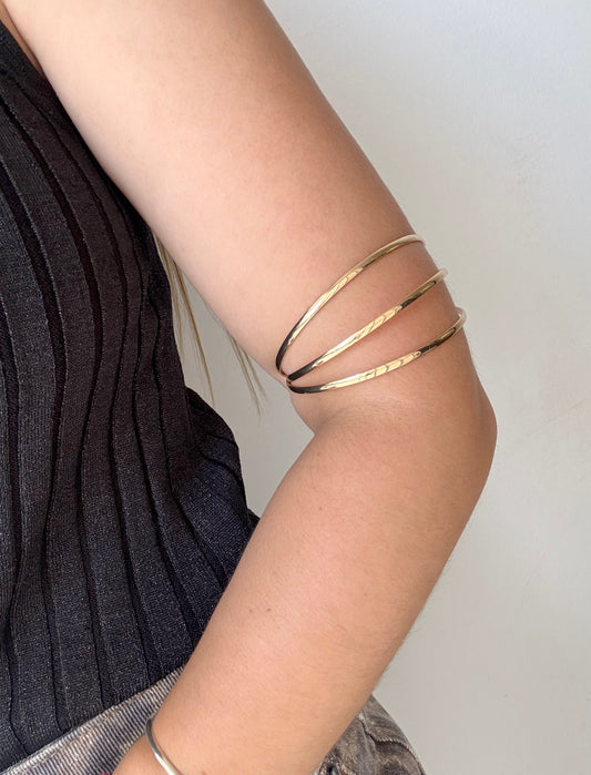 Brazalete dorado líneas