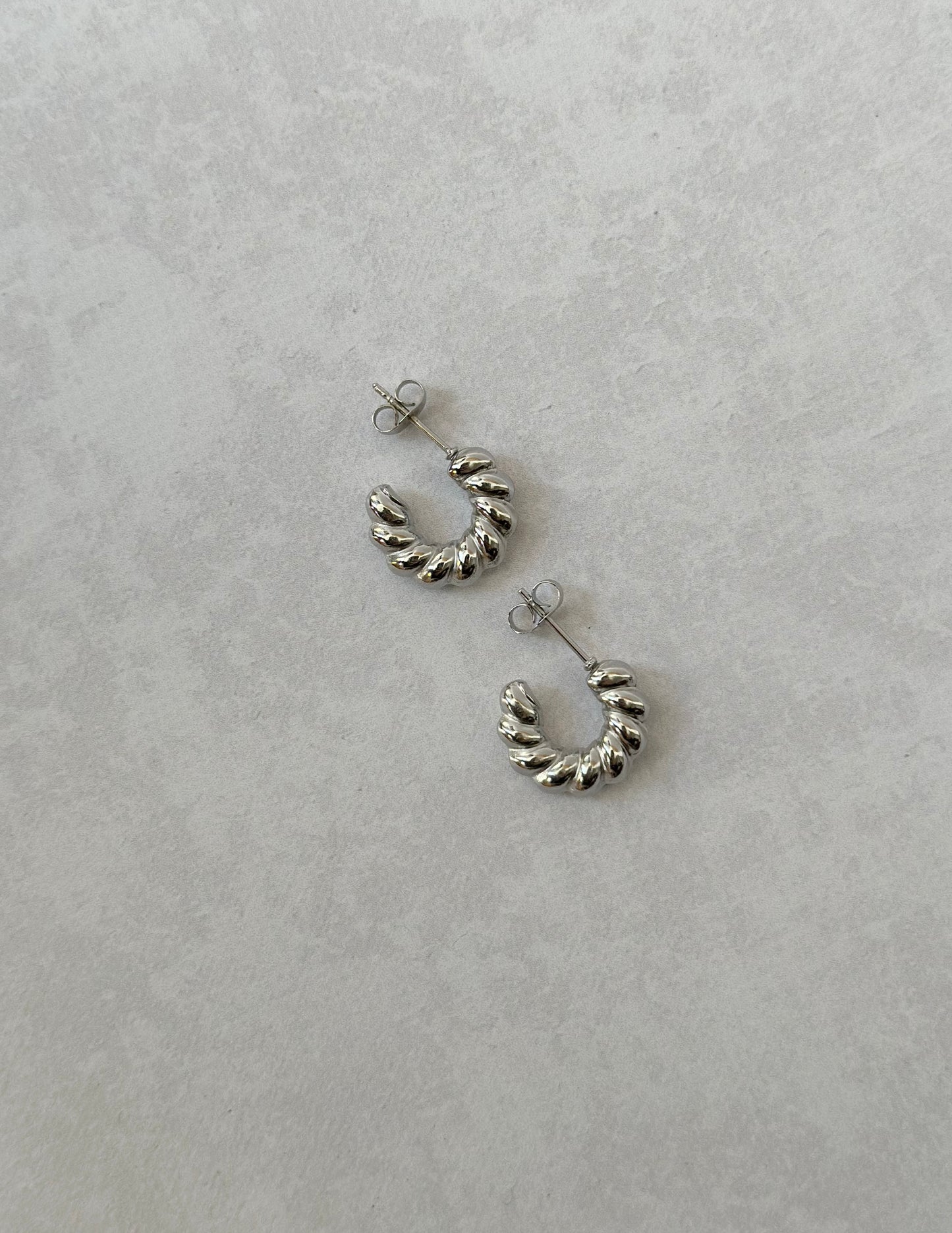 Mini semi aros labrados (1,5cm)