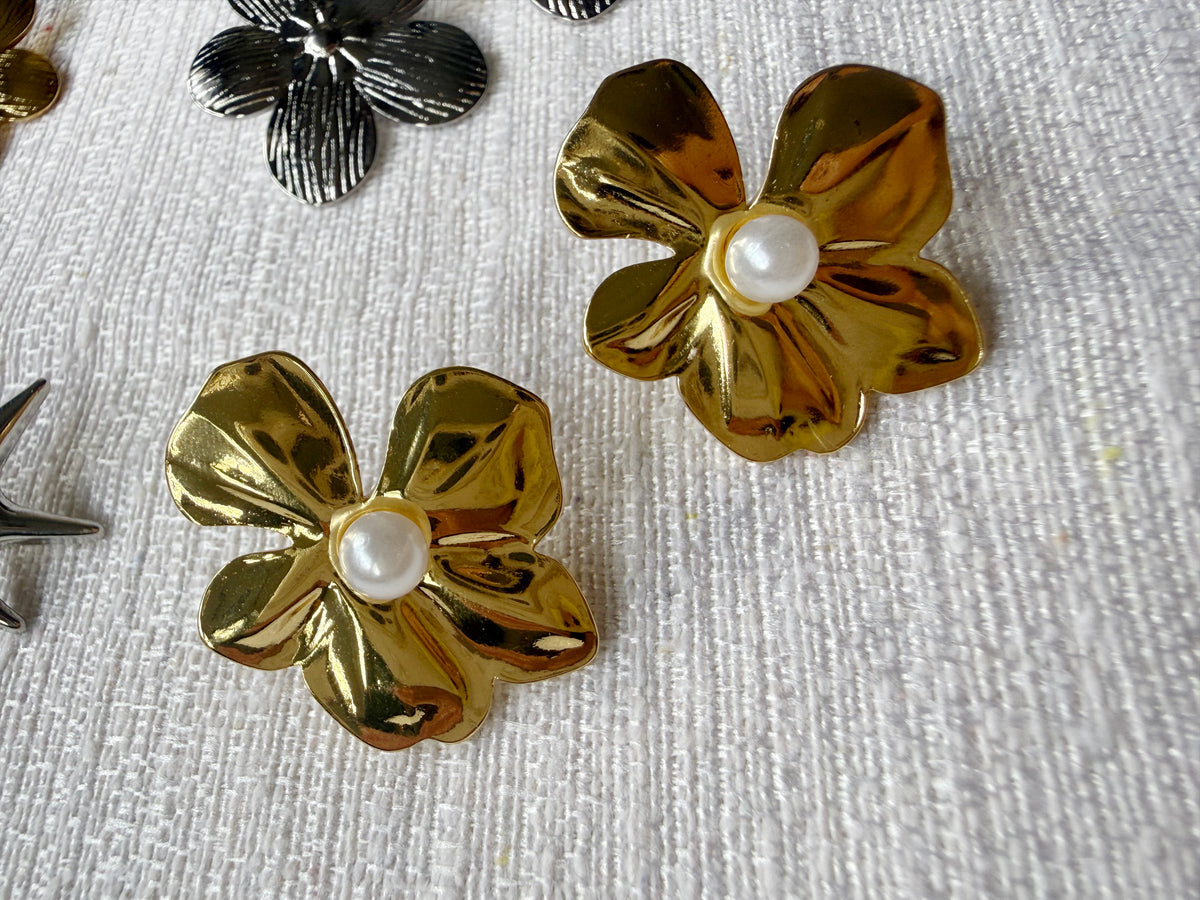 CARAVANAS FLOR PERLA ACERO DORADO