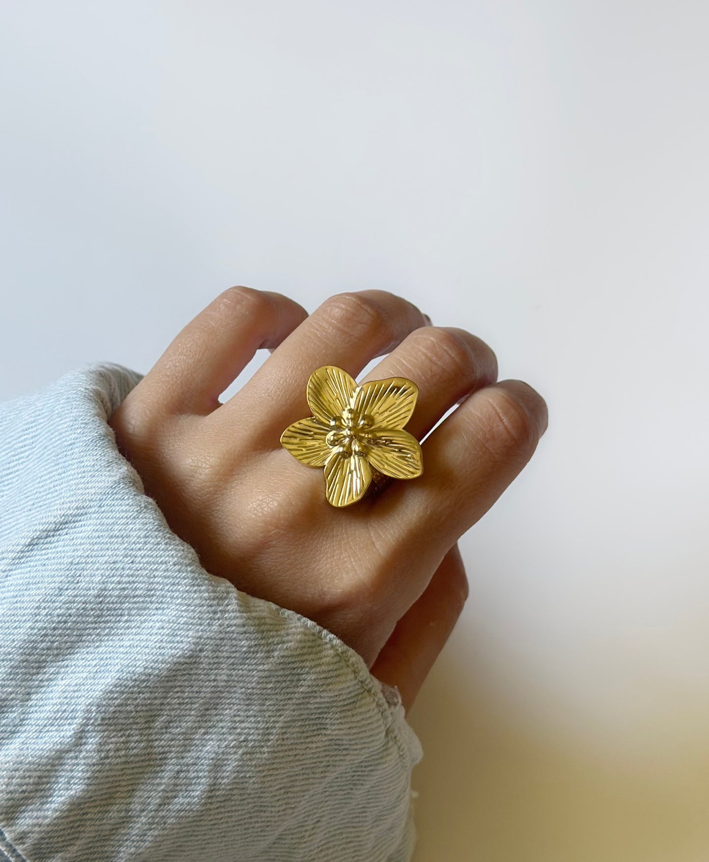 Anillo flor acero dorado regulable