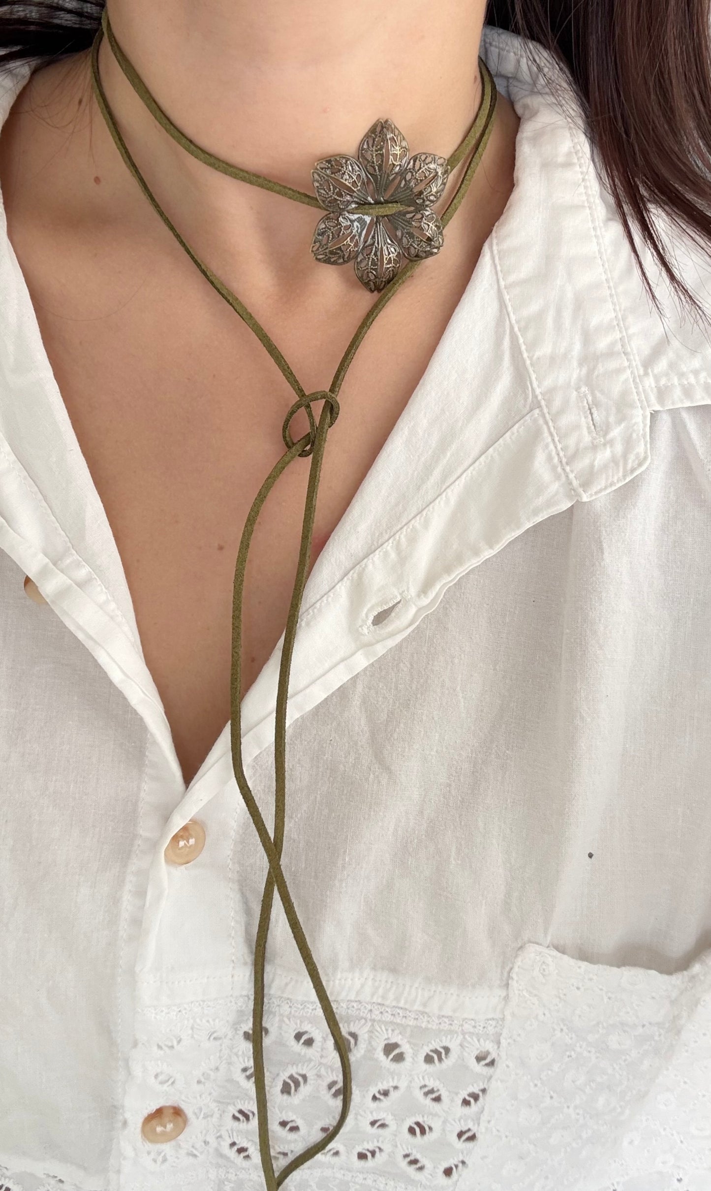 Collar tiento flor verde