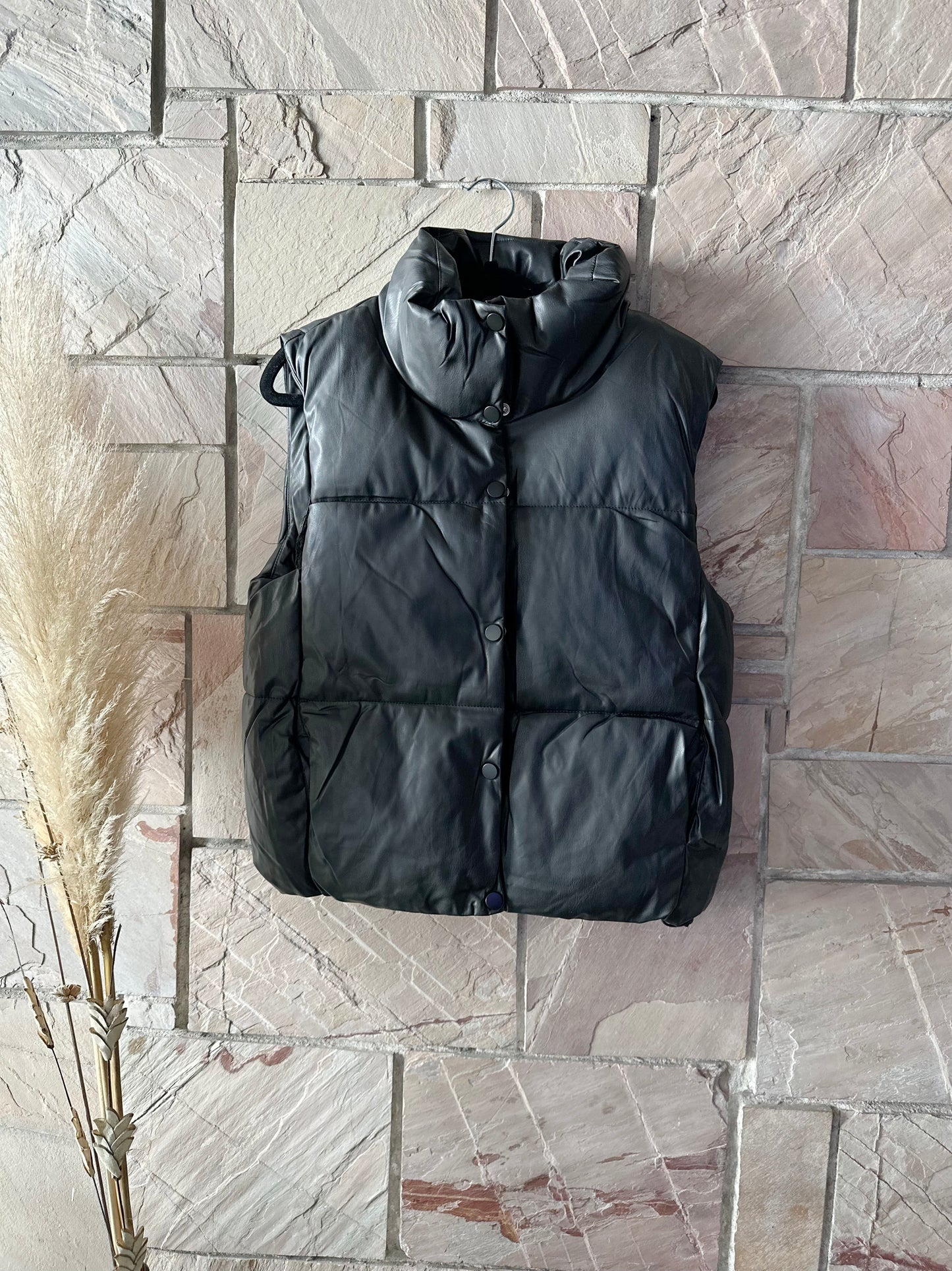 Chaleco puffer eco cuero negro