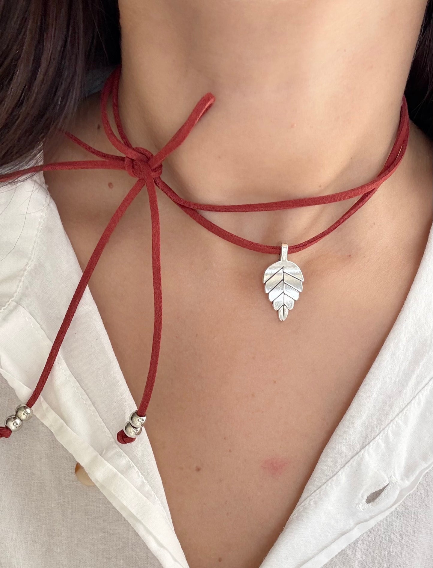 Collar tiento rojo hoja